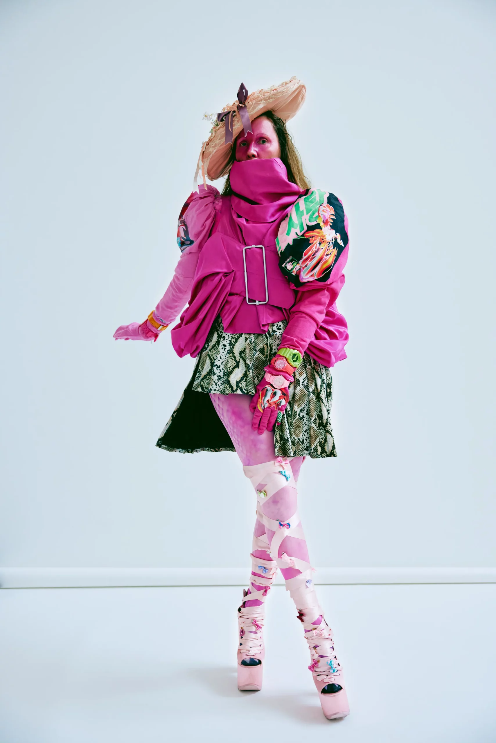 Female model wearing super edgy pink outfit. Editorial styled by Jonni Boi photographed by Laura Knipsael for Œ Magazine.